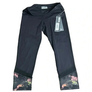 LIJA 🇨🇦. NWT black Capri ,diagonal stripes at bottom and logo  .activewear